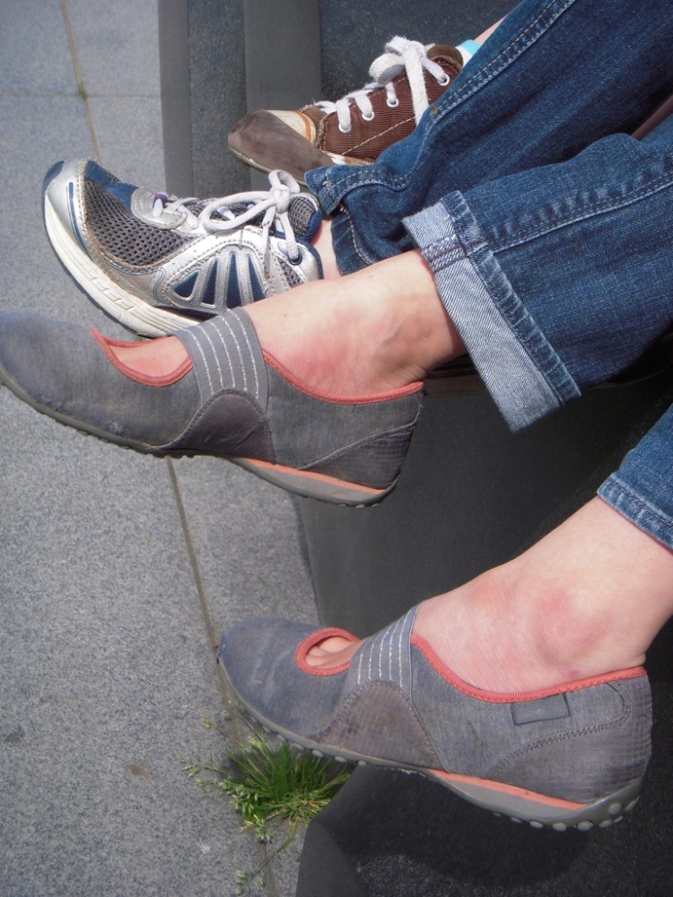 Kids dangling feet